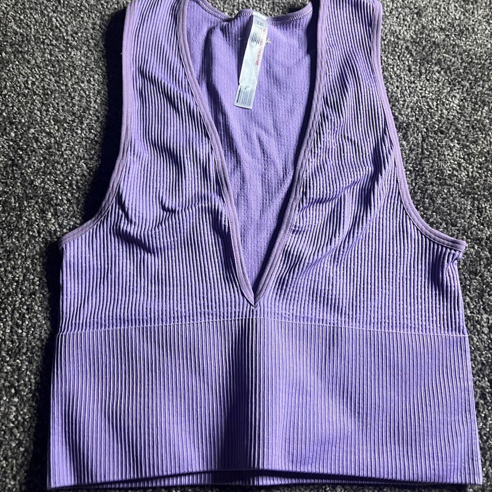 lilac out from under V-neck 🪻